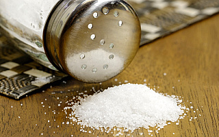 Polacy nie wyobrażają sobie życia bez soli. Czy to już uzależnienie? Światowa Organizacja Zdrowia ostrzega